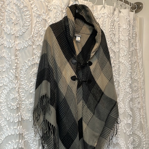 Accessory ST black,tan & gray double layer shawl, 2 latch/hook front, one size - Picture 4 of 7